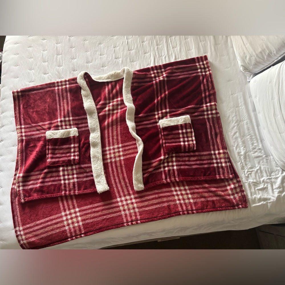 Fleece Blanket Shall with Pockets